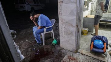 Γάζα: Είχε βάρδια στο νοσοκομείο και παρέλαβε τα πτώματα του αδελφού του και της νύφης του