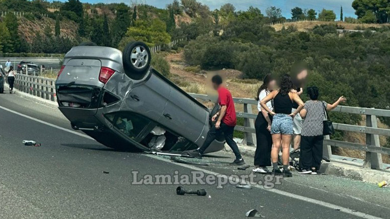 Φθιώτιδα: Τουμπάρισε αυτοκίνητο στην Εθνική οδό