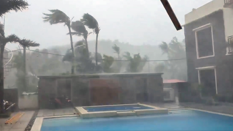 Ο «υπερ-τυφώνας» Ραγκάσα πλησιάζει απειλητικά τις Φιλιππίνες