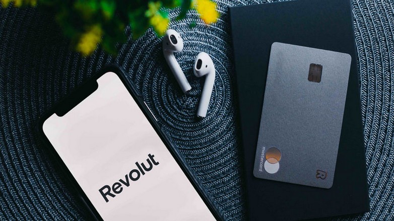 Στρατηγική συνεργασία Skroutz και Revolut