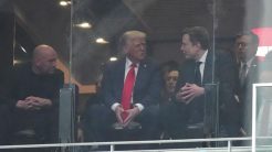 Μια αναγνώστρια χειλιών «αποκάλυψε» τι είπε ο Tραμπ στον Μασκ στην κηδεία του Τσάρλι Κερκ