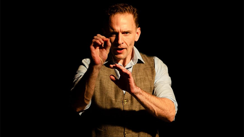 Gene Gillette: Δώδεκα φωτογραφίες με τον Αμερικανό ηθοποιό του Μπρόντγουεϊ λίγο πριν την πρεμιέρα της παράστασης «Αρτώ – Βαν Γκογκ» στο Θέατρο Σημείο