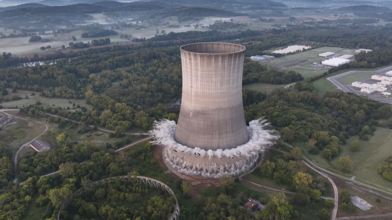 ΗΠΑ: Καρέ καρέ η κατεδάφιση με εκρηκτικά πύργου ψύξης πυρηνικού εργοστασίου