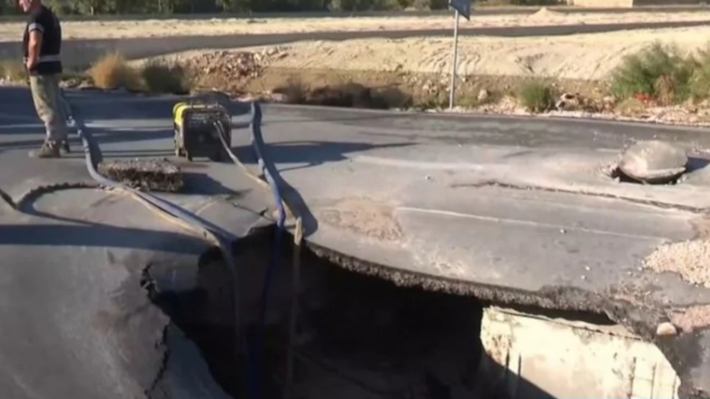 «Άνοιξε» το οδόστρωμα στο Λαύριο – Προβλήματα στην κυκλοφορία