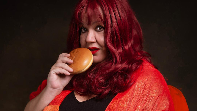 «Φάε!» της Νάσιας Παναγοπούλου, με την Αλεξία Μουστάκα στο Θέατρο Αλκμήνη