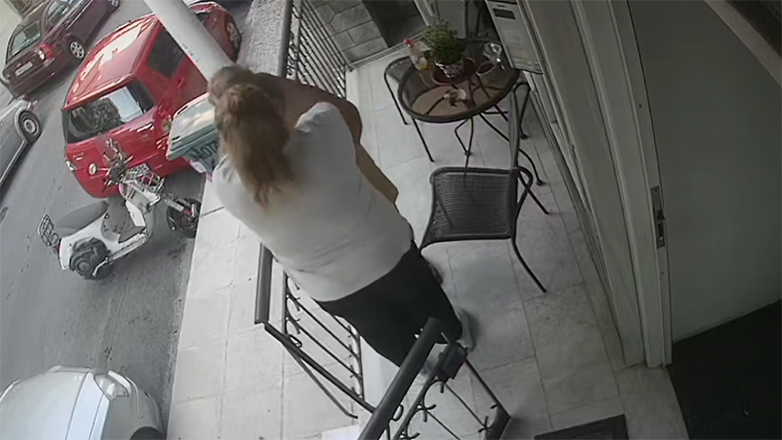 Νίκαια: Έκλεβαν χρυσές αλυσίδες με τη μέθοδο της… αγκαλιάς – Βίντεο