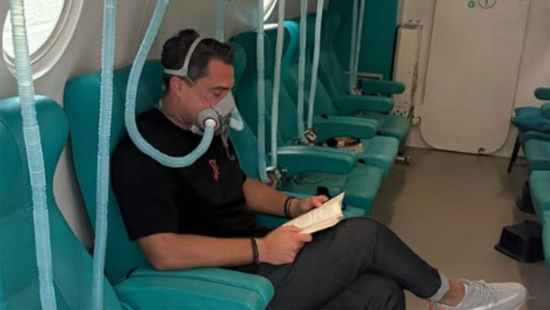 Σάκης Κατσούλης: Φωτογραφήθηκε μέσα σε θάλαμο υπερβαρικού οξυγόνου μετά τη διάγνωσή του με αιφνίδια βαρηκοΐα