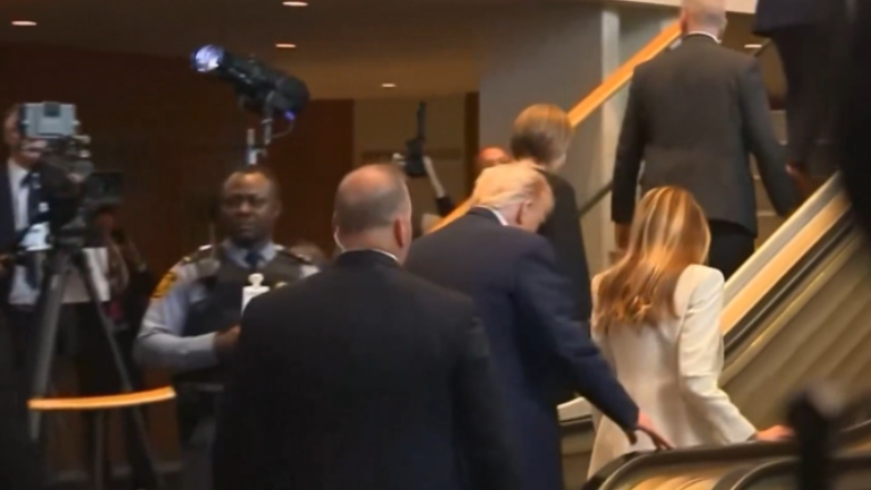 Σταμάτησε η κυλιόμενη σκάλα την ώρα που ανέβαινε ο Τραμπ