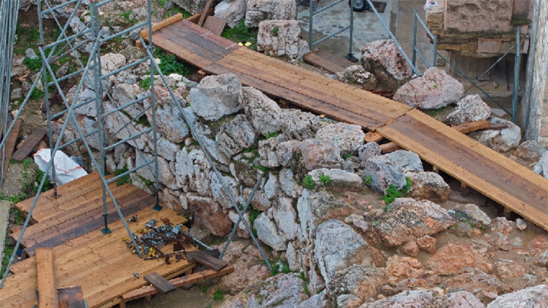 Ακρόπολη των Αθηνών: Αποκαθίσταται και αποδίδεται επισκέψιμο το μυκηναϊκό τείχος