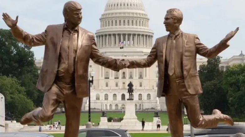 Ουάσινγκτον:  Άγαλμα με τους Τραμπ – Έπσταϊν πιασμένους «χέρι-χέρι» τοποθετήθηκε σε πάρκο