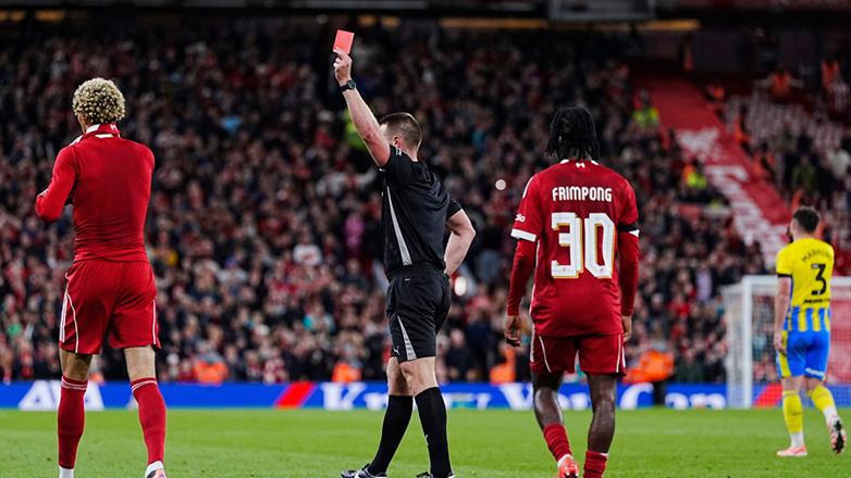 Γκάφα από τον Εκιτικέ: Έβγαλε τη φανέλα μετά το γκολ του και αποβλήθηκε με δεύτερη κίτρινη κάρτα!