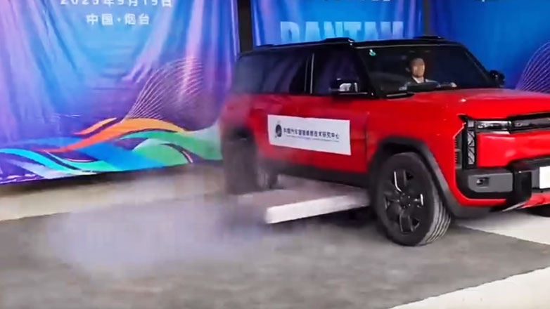 Πήρε φωτιά η μπαταρία στο ηλεκτρικό σας; Εκτοξεύστε την στο διπλανό σας (Βίντεο)