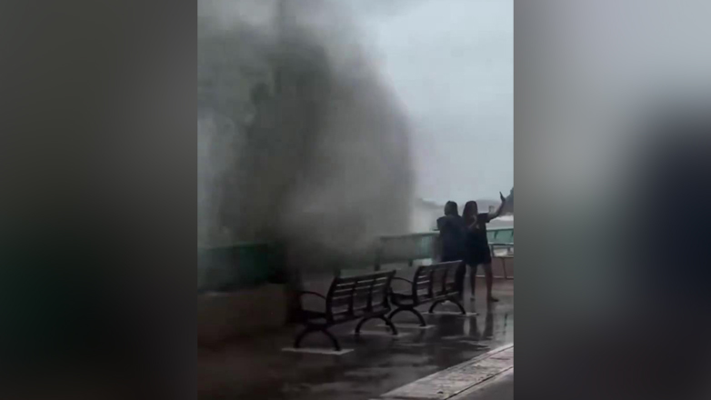 Χονγκ Κονγκ: Ο υπερτυφώνας Ραγκάσα «καταπίνει» μια οικογένεια