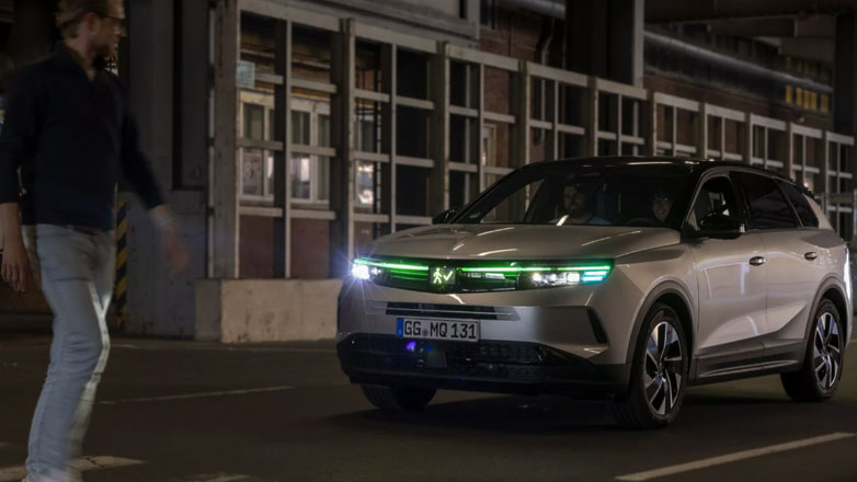 Δείτε το Opel που… επικοινωνεί με τους πεζούς μέσω φωτεινών μηνυμάτων