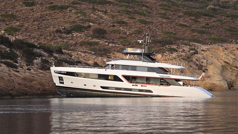 Θαλαμηγός προσάραξε στη βραχονησίδα Πάτροκλος