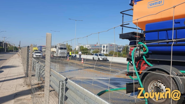 Κόκκινη η Αθηνών – Λαμίας λόγω σύγκρουσης φορτηγών