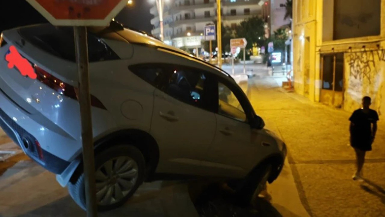 Ηράκλειο: Οδηγός έστριψε λάθος και κατέληξε να ακροβατεί
