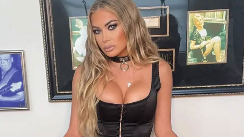 Carmen Electra: Αποχαιρετά τον «διάσημο» κόκκινο καναπέ της με αποκαλυπτικές πόζες
