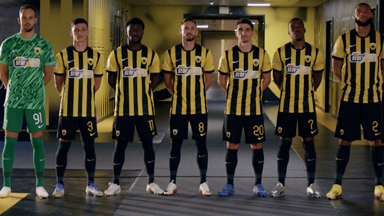 Το ΠΑΜΕ ΣΤΟΙΧΗΜΑ «ξαναχτυπά»: Με πρωταγωνιστή τον Πέτρο Μάνταλο αποκαλύφθηκε το νέο, κίτρινο λογότυπο στη φανέλα της ΑΕΚ