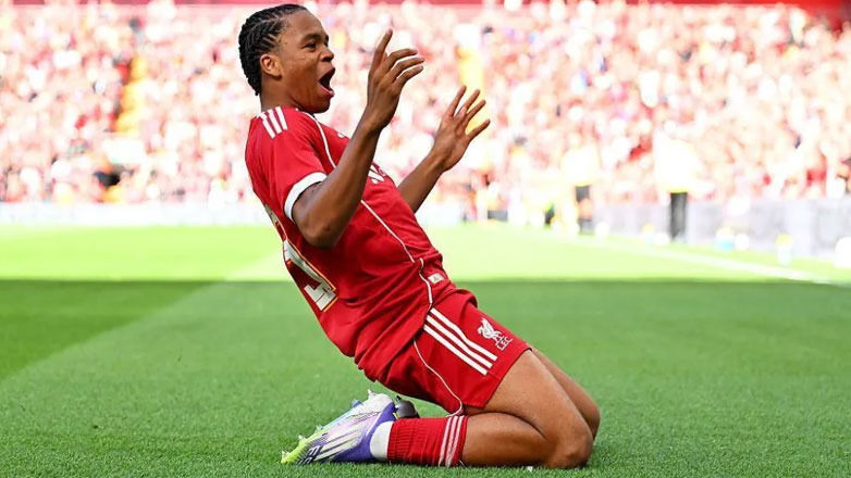 Λίβερπουλ: Ο Νγκουμόχα υπέγραψε επαγγελματικό