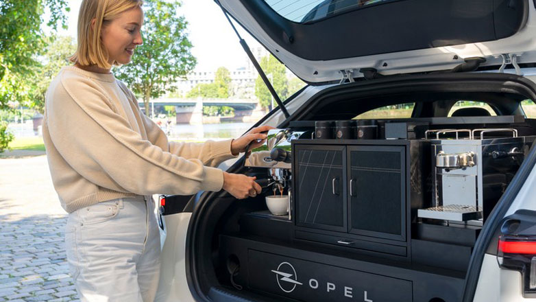 “Φτιάχνει και καφέ;” Κι όμως, το νέο Opel Mokka Electric Coffee, φτιάχνει!