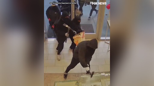 Καλιφόρνια: Δεκάδες άτομα έσπασαν βιτρίνες και άρπαξαν κοσμήματα σε ληστεία