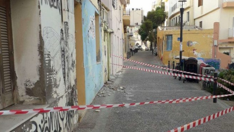 Έπεσε μπαλκόνι σε κεντρικό δρόμο του Ηρακλείου