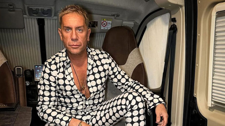 Γιώργος Μαζωνάκης: Τραγουδά Μαρινέλλα στον κήπο του σπιτιού του – Δείτε τα βίντεο που δημοσίευσε