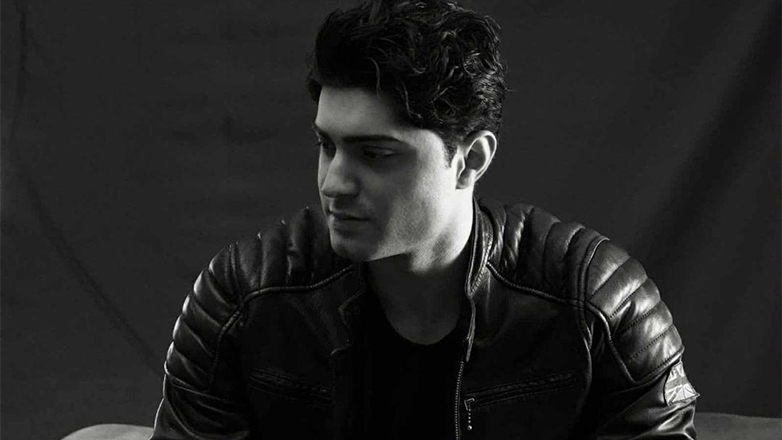 Θάνος Τσαλίκης: Εντυπωσιάζει το νέο του single με τίτλο «Χαρτάκι»