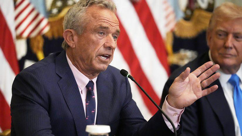 Κένεντι εναντίον Π.Ο.Υ.: «Τάσσεται υπέρ της άμβλωσης και προωθεί την ακραία ιδεολογία του φύλου»