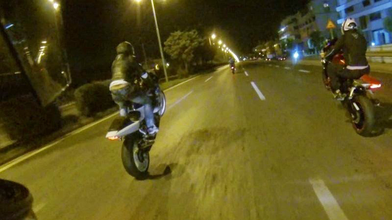 Έκαναν «κόντρες» με 200 χιλιόμετρα και «σούζες» στους δρόμους της Αθήνας