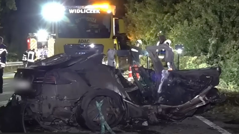 Σοκ: Οδηγός και δύο μικρά παιδιά κάηκαν ζωντανοί, όταν μπλόκαραν οι κρυμμένες ηλεκτρικές χειρολαβές του Tesla  