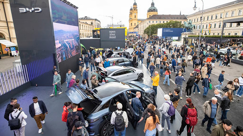 Το εμπόριο αυτοκινήτων αντιστρέφεται καθώς το έλλειμμα της Γερμανίας με την Κίνα εκτοξεύεται κατά 143%