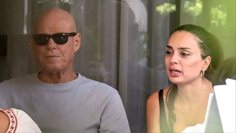 Τζώνη Καλημέρης – Ελπίδα Ιακωβίδου: Χαλαρές στιγμές στο κέντρο της Αθήνας με τον σκύλο τους