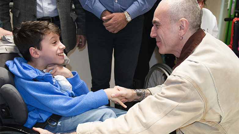 Ο Ντάνιελ Ντέι Λιούις στην Αθήνα: Για την πρεμιέρα της ταινίας του και τα παιδιά της Εταιρείας Σπαστικών Πόρτα Ανοιχτή