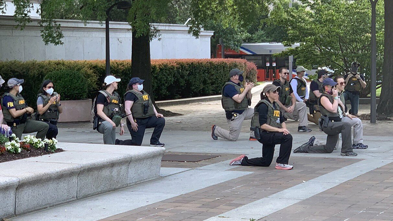 Το FBI απέλυσε τους πράκτορες που είχαν γονατίσει σε διαδήλωση για τη δολοφονία του Τζορτζ Φλόιντ