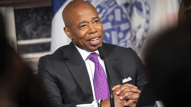 Νέα Υόρκη: Αποσύρεται από την κούρσα των δημοτικών εκλογών ο απερχόμενος δήμαρχος Έρικ Άνταμς