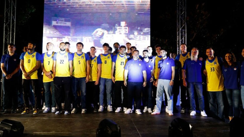 Μπάσκετ: Αποκαλυπτήρια του Περιστερίου στην κατάμεστη Πλατεία Δημαρχείου