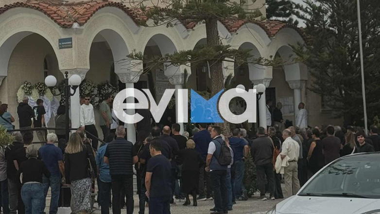 Ράγισαν καρδιές στην κηδεία του 20χρονου ναυτικού που πιάστηκε σε συρόμενη πόρτα του Blue Star Χίος