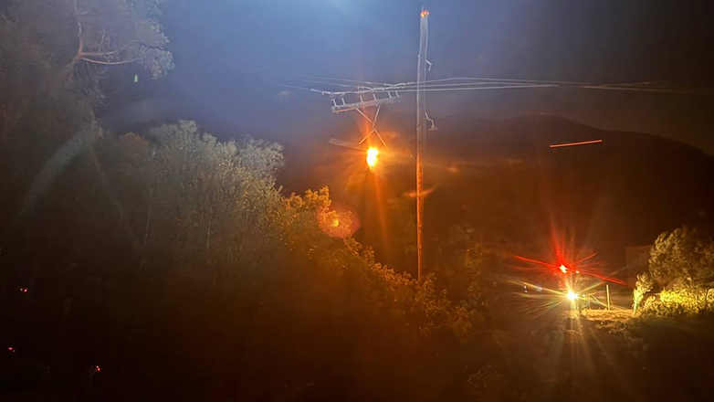 Ναύπακτος: Πυρκαγιά τα ξημερώματα στην Κάτω Καλαβρούζα από βραχυκύκλωμα σε κολώνα της ΔΕΗ – Βίντεο