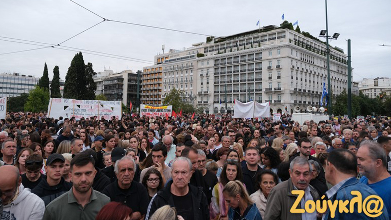 Σύνταγμα: Πλήθος κόσμου στο πλευρό του Πάνου Ρούτσι