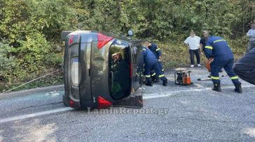 Φθιώτιδα: Ανατράπηκε αυτοκίνητο στη μέση του δρόμου