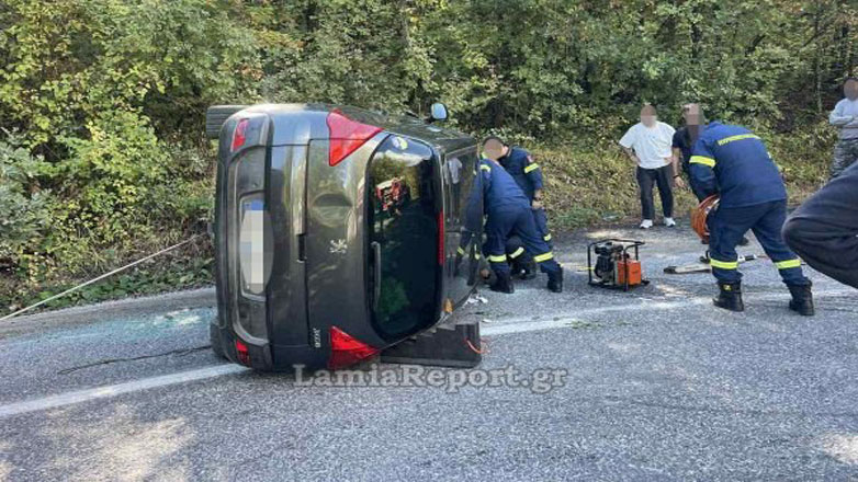 Φθιώτιδα: Ανατράπηκε αυτοκίνητο στη μέση του δρόμου