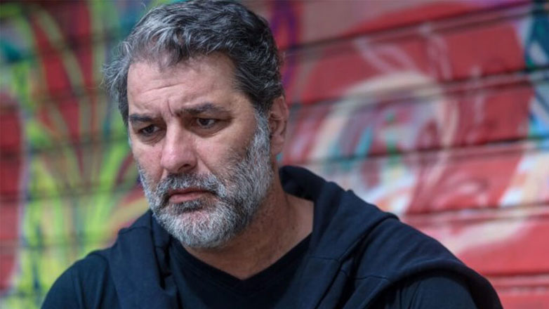 Βασίλης Μπισμπίκης: «Μου έφυγε το τιμόνι και προκάλεσα ζημιά σε παρκαρισμένα αυτοκίνητα» – Η νέα δήλωση του ηθοποιού