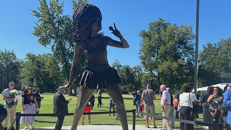 Τίνα Τέρνερ: Άγαλμά της αποκαλύφθηκε στην πατρίδα της στο Τενεσί