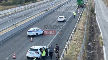Αυτοκίνητο συγκρούστηκε με φορτηγό στα διόδια της Θήβας