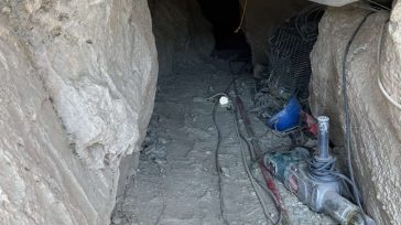 Λάρισα: Απεγκλωβίστηκε ζωντανός ο άνδρας που είχε εγκλωβιστεί σε σπηλιά