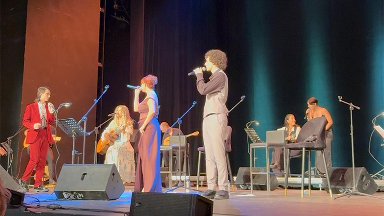 Το Θέατρο Παλλάς άνοιξε τις πόρτες του στους μουσικούς του Δρόμου και η σκηνή γέμισε αστέρια Το Θέατρο Παλλάς άνοιξε τις πόρτες του στους μουσικούς του Δρόμου και η σκηνή γέμισε αστέρια