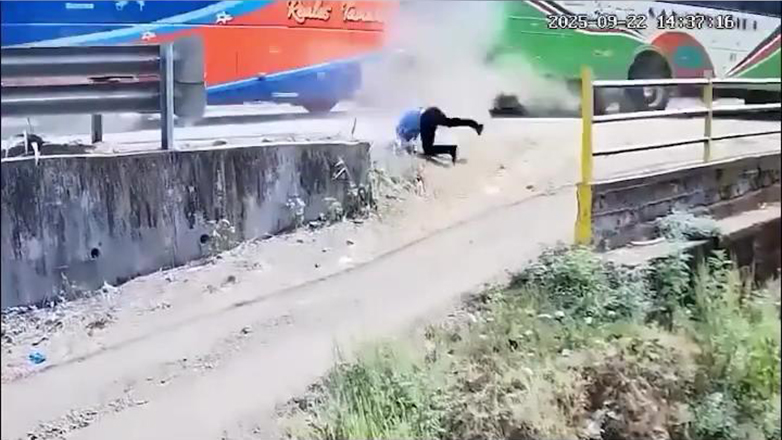 Πήδηξε από το λεωφορείο και σώθηκε την τελευταία στιγμή