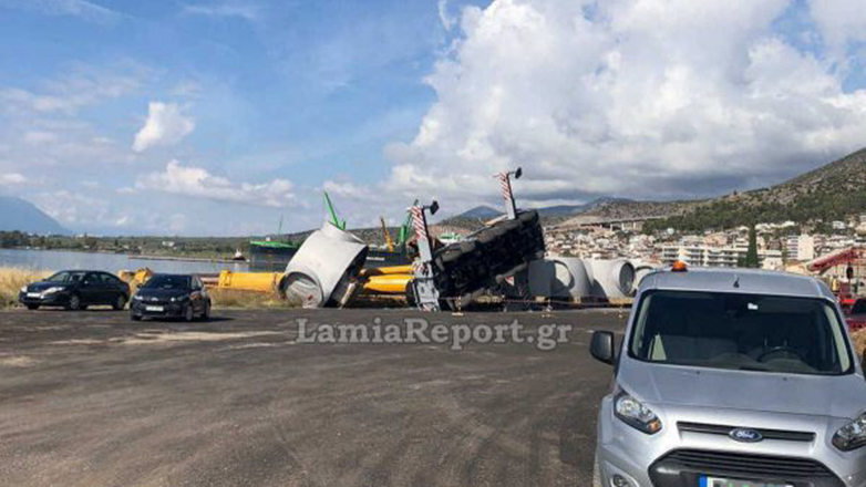 Στυλίδα: Ανατροπή γερανού που σήκωνε ανεμογεννήτριες